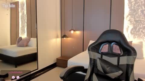 L I L L Y online show from January 8, 2026, 12:29 pm