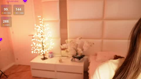 Lilly Colins online show from May 7, 2026, 8:03 pm