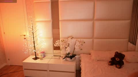 Lilly Colins online show from May 11, 2026, 7:55 pm