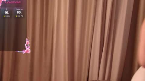 Snapshot of lilly_royse chatting on October 22, 2025, 6:35 am lilly_royse online show from October 22, 2025, 6:35 am