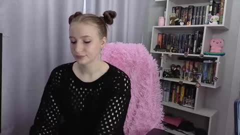 Snapshot of lillyfan_x chatting on October 13, 2025, 4:56 am LillyFan X online show from October 13, 2025, 4:56 am