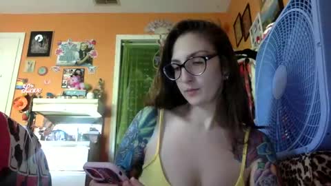 Snapshot of lillylushabae chatting on October 1, 2025, 7:09 pm hi guys im back on here 3 online show from October 1, 2025, 7:09 pm