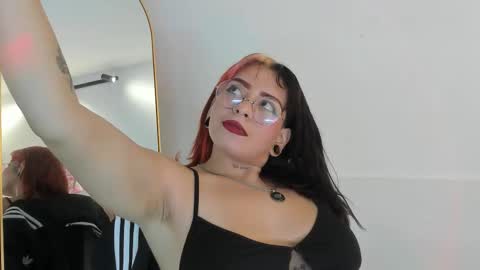 L i l y online show from October 10, 2025, 7:57 pm