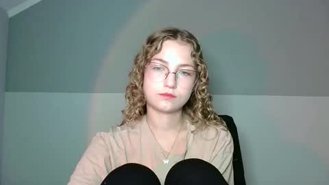 small lily online show from September 8, 2025, 3:22 pm