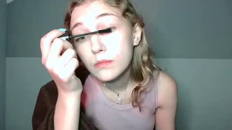 small lily online show from September 11, 2025, 3:23 pm