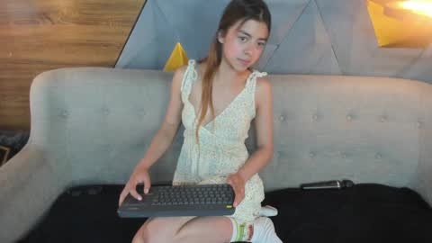 lily_waist online show from January 7, 2025, 6:05 am