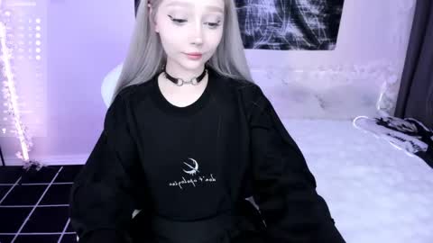 Snapshot of lily_weep chatting on May 19, 2026, 1:56 am Lily online show from May 19, 2026, 1:56 am