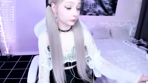 Snapshot of lily_weep chatting on May 27, 2026, 11:13 pm Lily online show from May 27, 2026, 11:13 pm