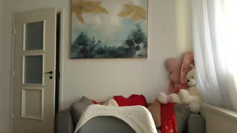 lilycandy_ online show from April 10, 2026, 9:47 am