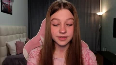 Snapshot of lilymoore69 chatting on June 19, 2026, 10:35 pm Lily online show from June 19, 2026, 10:35 pm