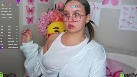 Lily online show from October 5, 2025, 1:53 pm