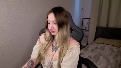 Lilly Lark online show from May 5, 2026, 1:13 am