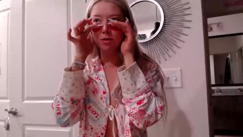 Lily Monroe online show from January 8, 2026, 12:07 pm