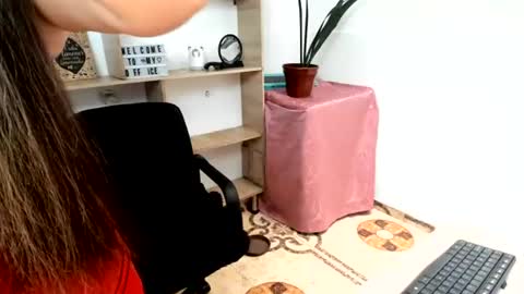 Snapshot of lina_browm chatting on August 3, 2026, 4:00 pm Lina Browm online show from August 3, 2026, 4:00 pm