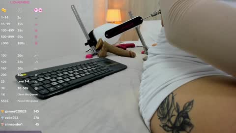 Snapshot of lina_garcia chatting on December 27, 2024, 2:22 pm online show from December 27, 2024, 2:22 pm