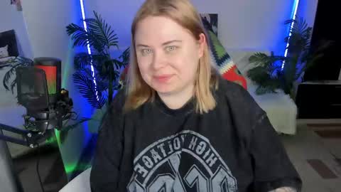 lina_linx online show from February 25, 2025, 7:14 pm