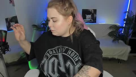 lina_linx online show from March 7, 2025, 6:33 pm