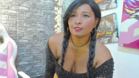 LINA SANCHEZ online show from May 5, 2026, 8:06 pm