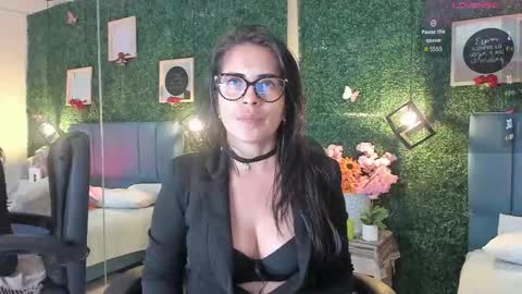 Snapshot of linagh chatting on September 30, 2025, 11:37 am Lina  online show from September 30, 2025, 11:37 am