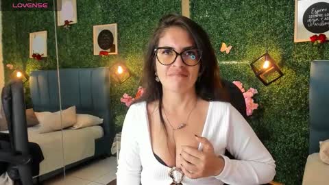 Snapshot of linagh chatting on October 15, 2025, 11:32 am Lina  online show from October 15, 2025, 11:32 am