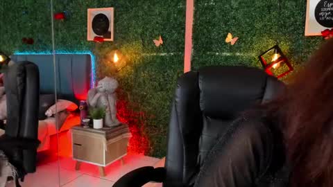 Lina  online show from May 6, 2026, 11:48 am