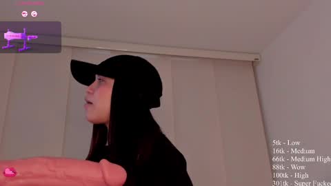 Lina Give it a thumbs up please its important online show from February 9, 2025, 5:33 pm