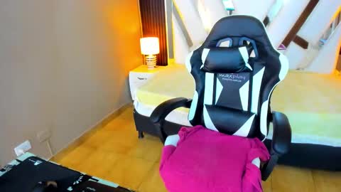 Snapshot of linda4petite chatting on November 1, 2025, 5:59 pm Linda online show from November 1, 2025, 5:59 pm