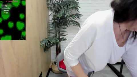 Snapshot of lindahottie chatting on October 17, 2025, 5:21 am Linda online show from October 17, 2025, 5:21 am