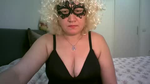 LindaXSmile online show from February 14, 2025, 7:54 pm