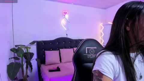 Linda  online show from April 25, 2026, 3:42 am
