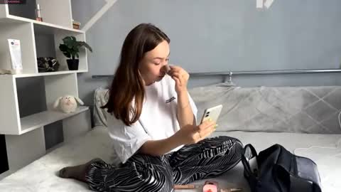 Kate online show from October 3, 2025, 1:52 pm