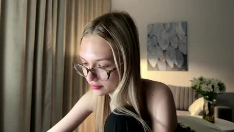 Snapshot of linneabercier chatting on April 16, 2026, 9:39 pm Emma online show from April 16, 2026, 9:39 pm