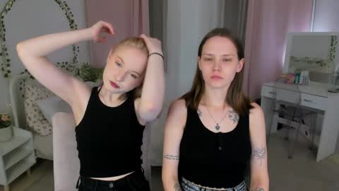 Snapshot of lisaluve chatting on April 4, 2026, 9:12 pm Lisa blonde Alisa brunette online show from April 4, 2026, 9:12 pm