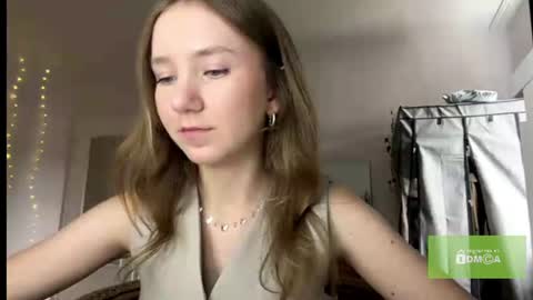 lisasmall online show from July 18, 2026, 4:44 pm
