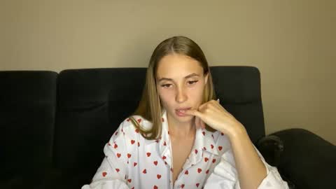 Snapshot of litle_girl05 chatting on October 9, 2025, 6:50 pm LUNA online show from October 9, 2025, 6:50 pm