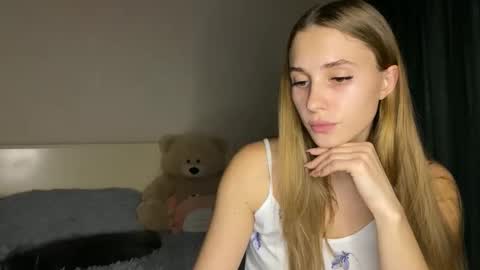 Snapshot of litle_girl05 chatting on October 28, 2025, 8:00 pm LUNA online show from October 28, 2025, 8:00 pm