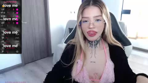 Amelie  online show from November 29, 2025, 7:17 pm