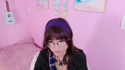 Snapshot of little_effy18_ chatting on April 1, 2026, 12:00 am Little Effy online show from April 1, 2026, 12:00 am