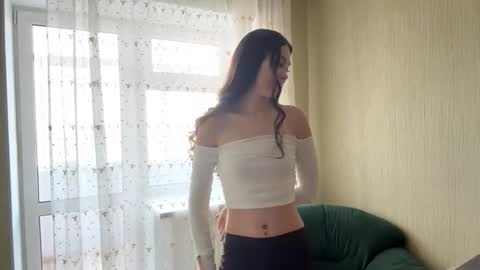 Snapshot of little_ieity chatting on October 22, 2025, 4:35 am Viiola online show from October 22, 2025, 4:35 am