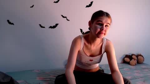 Snapshot of little_owlx chatting on October 15, 2025, 10:10 pm Alice.. online show from October 15, 2025, 10:10 pm