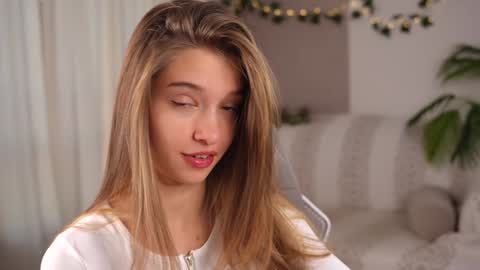 Snapshot of little_poetry chatting on September 30, 2025, 2:44 pm Kiki online show from September 30, 2025, 2:44 pm