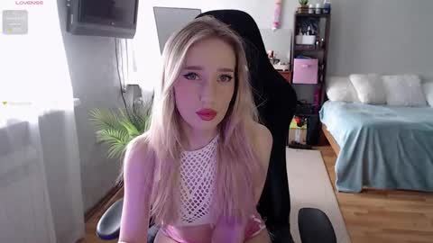 Snapshot of little_sofa99 chatting on March 11, 2025, 11:55 am Sonya online show from March 11, 2025, 11:55 am