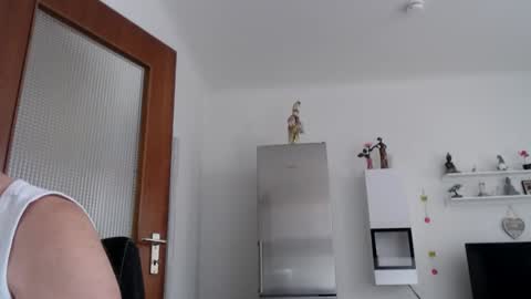 little_sow online show from April 15, 2026, 2:24 pm