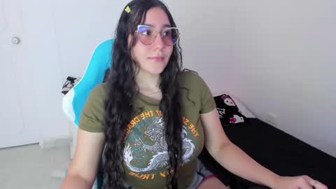 Laire  online show from December 21, 2025, 8:05 pm