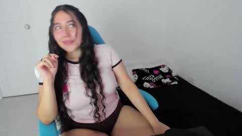 Laire  online show from December 22, 2025, 10:07 pm