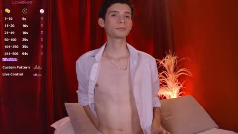 Snapshot of little_twiink chatting on March 4, 2026, 3:12 am Juan Ferrer online show from March 4, 2026, 3:12 am