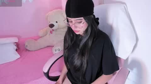 Snapshot of littlearii chatting on October 3, 2025, 7:11 pm Ari online show from October 3, 2025, 7:11 pm