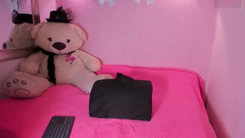 Ari online show from November 19, 2025, 7:03 pm