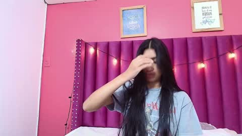 Snapshot of littlee_emilyy_ chatting on January 22, 2025, 9:02 am Emily online show from January 22, 2025, 9:02 am