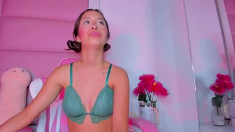 Snapshot of littlee_emma_ chatting on December 11, 2024, 6:36 am littlee_emma_ online show from December 11, 2024, 6:36 am